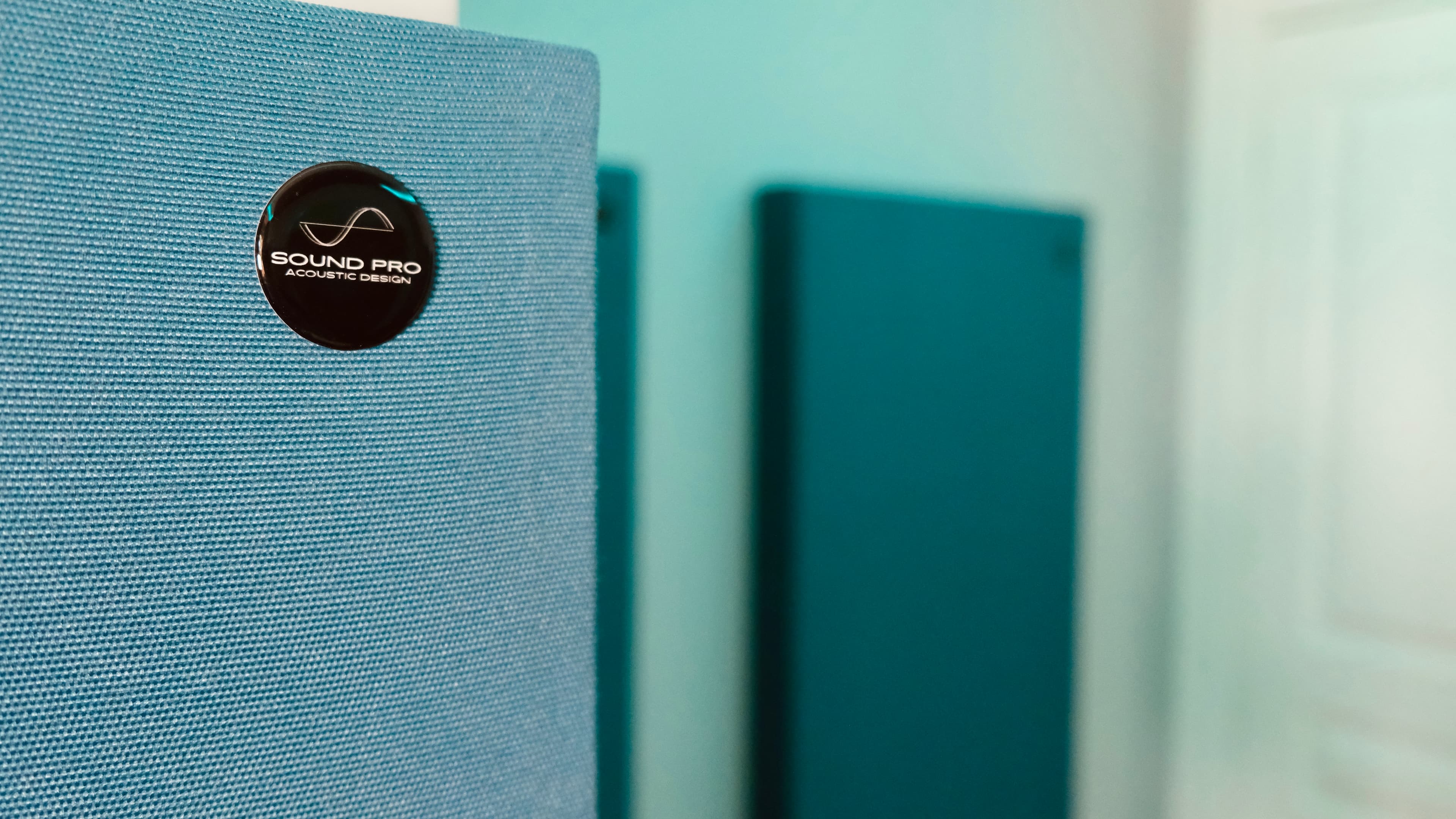 Pannello acustico Sound Pro con badge del brand